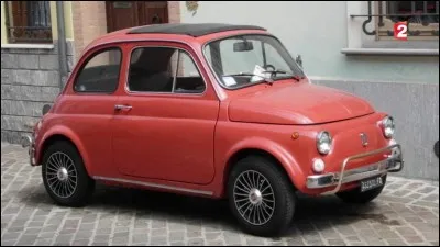 Cette voiture est une Fiat 500.