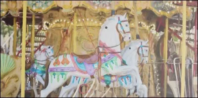 "Nous voyageons de fête en fête / On nous désigne de la main / On nous appelle les forains...". Dans quel film musical peut-on entendre la chanson "Nous voyageons de ville en ville" ?