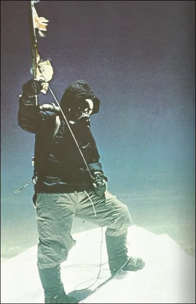 Qui est sur cette photo, au sommet de l'Everest, le 29 mai 1953 ?