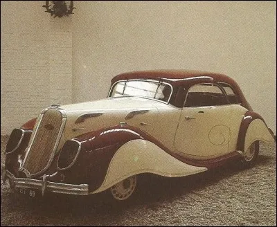 Quel est le constructeur de cette voiture de 1936 ?