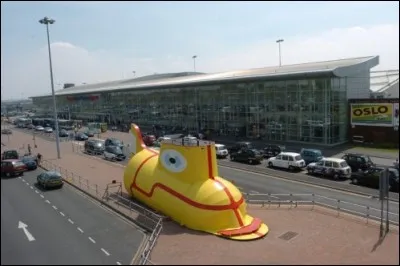 Dans quelle ville atterrissez-vous à l'aéroport John Lennon ?