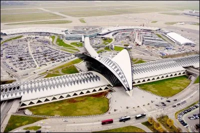 Dans quelle ville atterrissez-vous à l'aéroport Saint-Exupéry ?