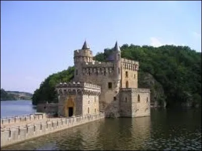 Je vous propose de partir dans la Loire, à la découverte du château de la Roche de Saint-Priest-la-Roche. Nous serons en région...