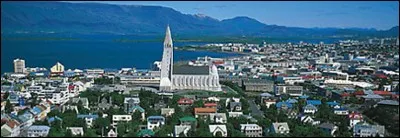 Cette ville du nord, capitale de l'Islande, c'est :