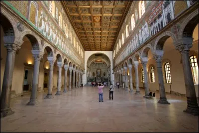 Cette ville italienne, proche de l'Adriatique, a été capitale de l'Empire romain d'Occident au Ve siècle puis capitale des rois Ostrogoths. La ville est célèbre pour ses monuments de style byzantin et leurs mosaïques. C'est :