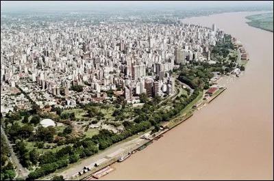 Cette ville argentine bordée par le Paraná, troisième ville du pays avec 1,2 million d'habitants, c'est :