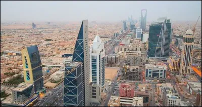 Cette ville, capitale de l'Arabie Saoudite, qui s'étend sur un plateau désertique, c'est :