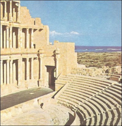 Dans quel pays les Romains ont-ils construit le plus grand théâtre d'Afrique ?