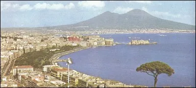 Quel volcan domine la baie de Naples ?