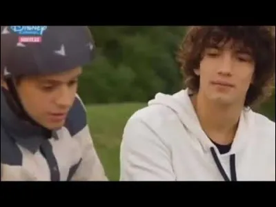 Dans le parc, avec qui Matteo parle-t-il de la bague ?