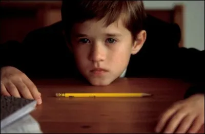 Quel acteur joue aux côtés du jeune Haley Joel Osment dans le film "Sixième Sens", en 1999 ?