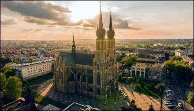 Cette ville polonaise de 200 000 habitants, principale ville du sud de la Mazovie, c'est :