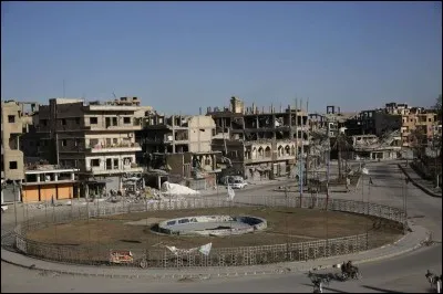 Cette ville syrienne, située dans le centre du pays sur la rive nord de l'Euphrate, peuplée de 200 000 habitants en 2010, devenue tristement célèbre comme "capitale" des Islamistes, c'est :