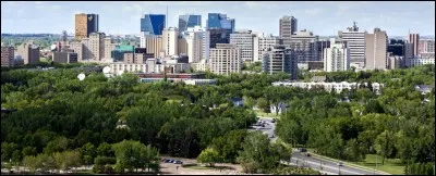 Cette ville canadienne de 200 000 habitants, capitale de la province de Saskatchewan, c'est :