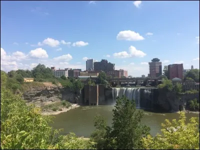Cette ville des Etats-Unis, sur les rives du lac Ontario, traversée par le canal Erié, au centre d'une agglomération d'un million d'habitants, c'est :