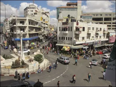 Cette ville du Proche-Orient, capitale administrative de l'Autorité palestinienne, située dans la zone de collines du centre de la Cisjordanie, c'est :