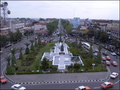 Cette ville nord-ouest de l'Iran, nichée entre le littoral de la mer Caspienne et les pentes de la chaîne de l'Elbourz, lieu commercial majeur entre le Caucase, la Russie et l'Iran, c'est :