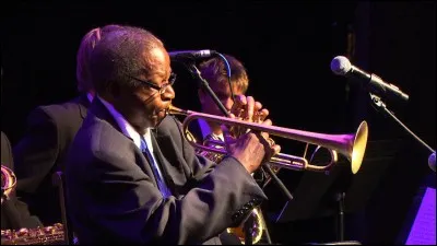 Dans le jazz, comment appelle-t-on une note jouée avec un léger abaissement ?