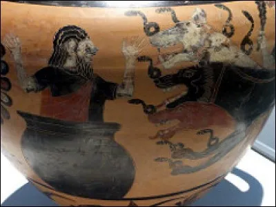 Après qu'Hercule eut rapporté le sanglier à Eurysthée, que fit celui-ci ? Il...