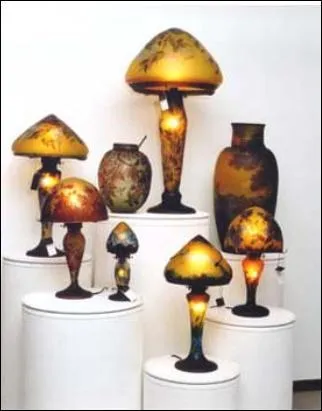 L'Art Nouveau est le premier mouvement artistique qui s'ouvre  tous les domaines, y compris ceux du quotidien (comme les meubles, les bijoux, la pub, la mode...)