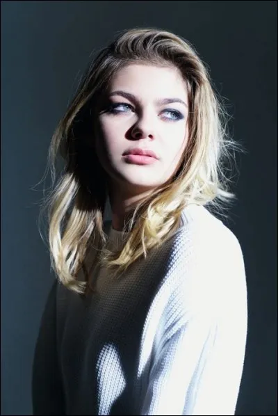 Comment se nomme la musique dont le titre est le même qu'une chanson populaire de Louane, "Je vole" ?