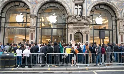 Dans certains cas, les queues peuvent parfois être très longues. Moyennant une poignée de menues piécettes, on peut faire appel à un "faiseur de queue"... qui fera la queue à votre place.