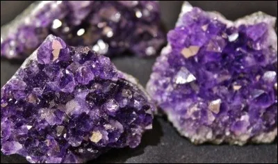 Quel est ce quartz violet tirant son nom d'un mot grec signifiant "qui préserve l'ivresse" ?