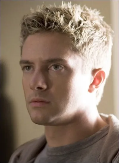 Qui est cet homme très suspect ?