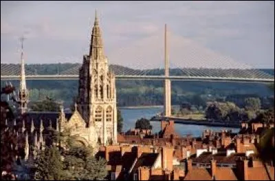 Je vous propose de partir à la découverte de Caudebec-en-Caux. Ancienne commune normande de l'arrondissement de Rouen, surnommée "la Perle du Val de Seine" par ses habitants, elle se situe dans le département ...