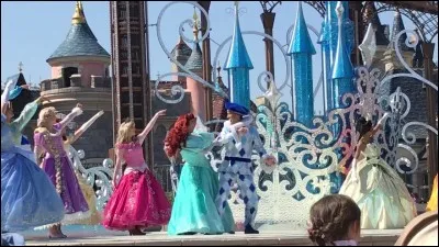 Comment est-elle habillée lors du bal ?