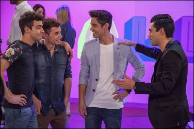 Avec qui Alex sort-il ?