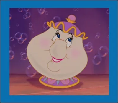 Que fait la mère Madame Samovar pour se défendre des paysans venus envahir le château dans ''La Belle et la Bête'' ?