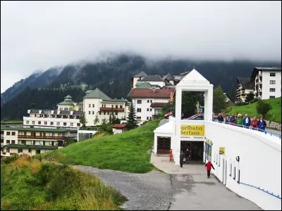 Enfin, le métro le plus court se trouve à Serfaus, avec 4 arrêts permettant de rejoindre les stations de ski. Dans quelle pays peut-on voir ce système de métro ?