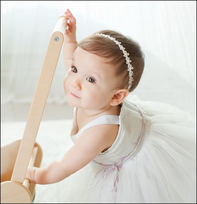 Tu fais du baby-sitting en été. La petite fille que tu gardes s'est salie et il te faut la changer. Quels habits choisis-tu ?