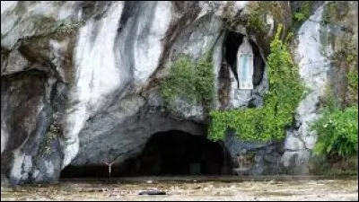 La grotte de Massabielle est une grotte qui posséderait une source d'eau miraculeuse. Sous quel nom est-elle plus connue ?