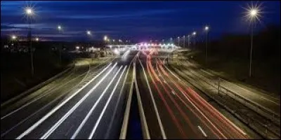 Vous êtes sur la bande centrale d'une autoroute, comment devriez-vous doubler la voiture devant vous ?