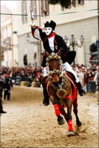 Dans quelle ville italienne se déroule "La Sartiglia" chaque année en période de carnaval ?