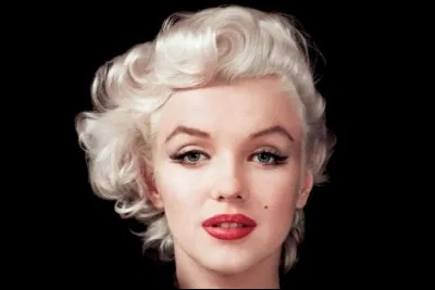 Marylin Monroe tient le principal rôle féminin aux côtés de Tony Curtiss dans le film "Certains l'aiment chaud".