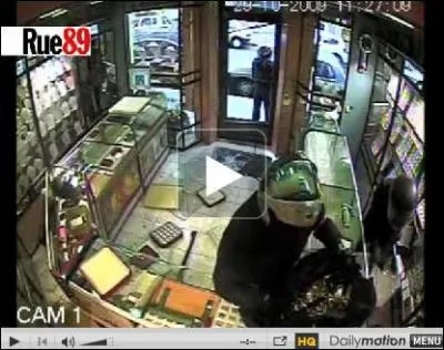 Rue89 s'est procur la vido d'un braquage par de faux policiers dans le quartier Louis-Blanc,  Paris. Les braqueurs sont entre autres quips...