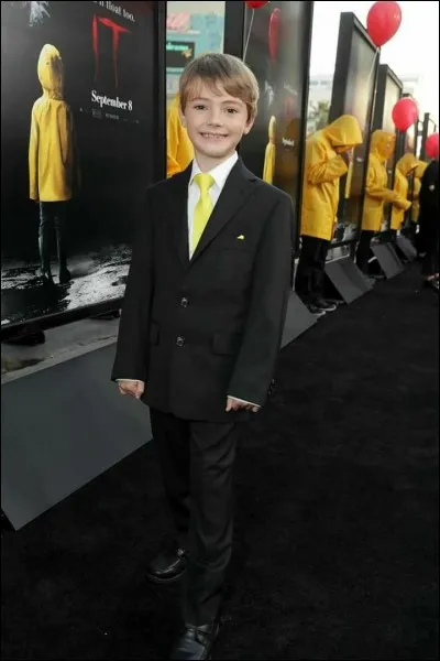 Comment s'appelle l'acteur qui interprète Georgie, le petit frère de Bill ?