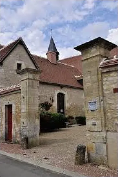 Je vous propose de partir dans le Centre-Val-de-Loire à la découverte de Ségry. Village de l'aire urbaine d'Issoudun, en Champagne berrichonne, il se situe dans le département ...