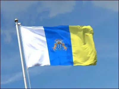 La bande bleue sur le drapeau des Canaries symbolise le ciel.
