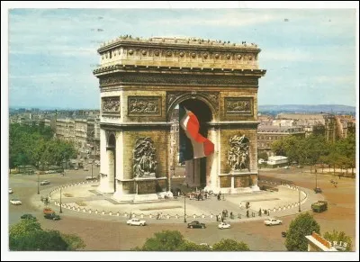 Quel architecte termina le monument ?