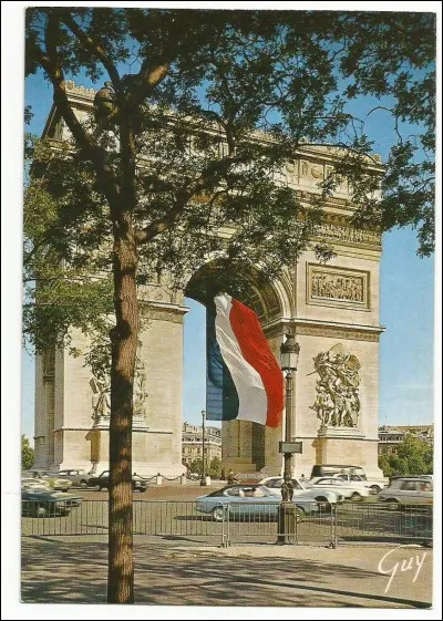 Sur quelle place est-il situ&eacute; ?