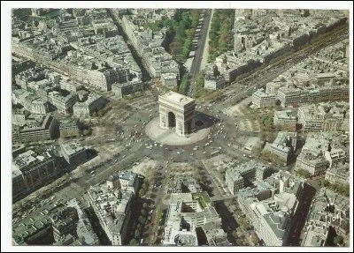 Combien d'avenues aboutissent &agrave; l'Arc de Triomphe ?