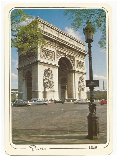 Sous la vo&ucirc;te, furent grav&eacute;s, entre 1835 et 1895, les noms de 660...