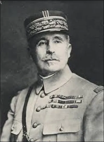 Choisi en 1916 pour remplacer Joffre comme commandant en chef des armées, il est relevé de ses fonctions en mai 1917 après l'échec de sa meurtrière offensive du Chemin des Dames. C'est :