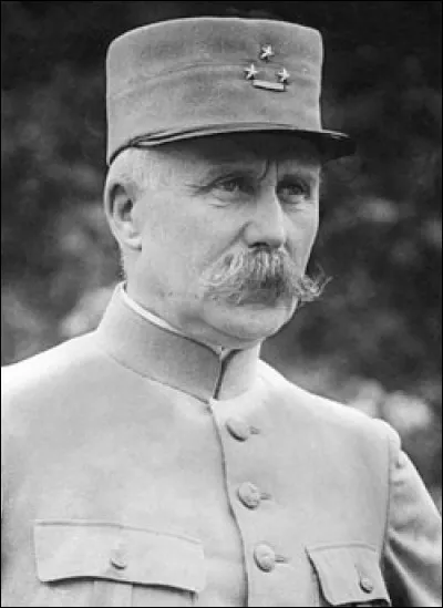 Appelé en février 1916 à diriger la défense de Verdun, il devient ensuite commandant en chef des armées françaises en mai 1917. Il s'agit de :