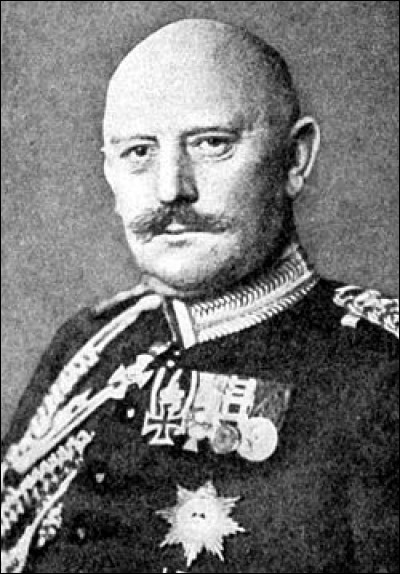 Il est le chef du Grand État-Major général de l'armée allemande de 1906 à 1914, assurant le commandement pendant les six premières semaines de la guerre; il est remplacé après la défaite allemande lors de la première bataille de la Marne en septembre 1914. Il s'agit de :