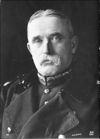 Il a été le premier commandant du Corps expéditionnaire britannique, du début du conflit à décembre 1915. Il s'agit de :
